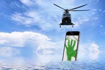Helicopter zieht Smartphone aus dem Wasser