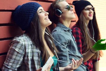 junge Menschen hören Musik über Kopfhörer mit Klikenstecker