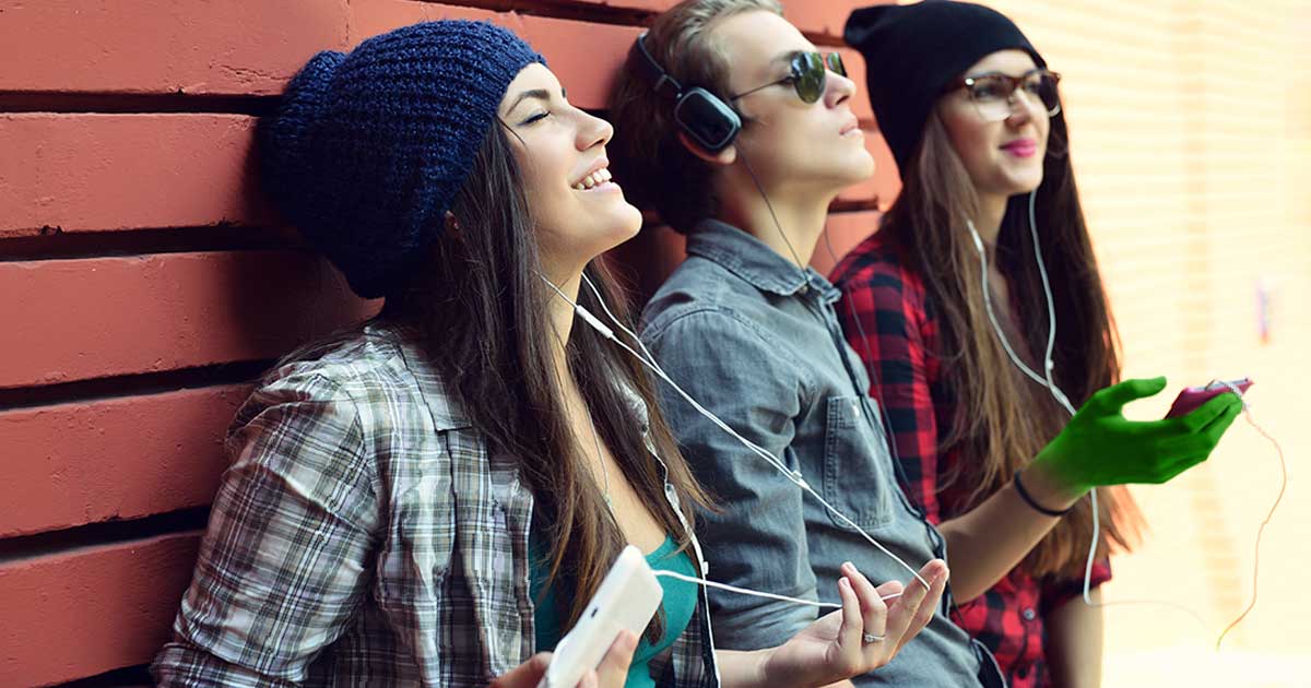 junge Menschen hören Musik über Kopfhörer mit Klikenstecker
