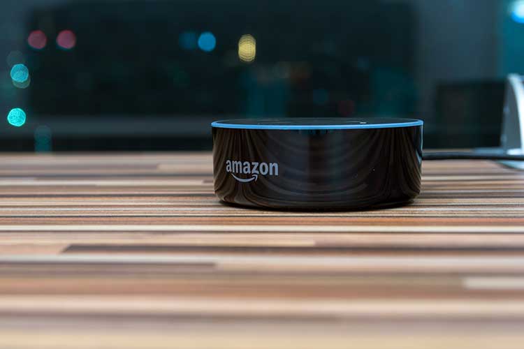Amazon Alexa Multiroom einrichten: Echo Gerät auf Tisch 