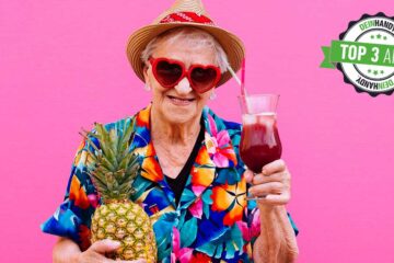 Rentencountdown: Ältere Dame mit Cocktail in der Hand