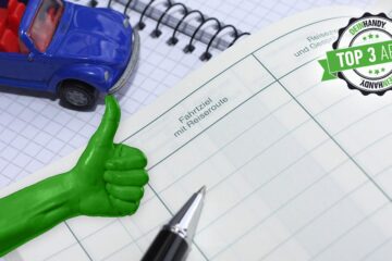 Fahrtenbuch-App: Block, Stift und Auto auf einem weiteren Block