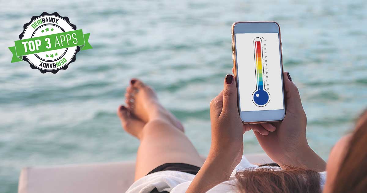 Thermometer-App: Frau mit Handy in der Hand am Meer