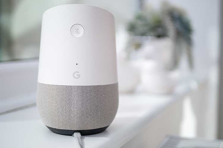 Google Home zurücksetzen: Google Home Lautsprecher auf einem weißen Tisch