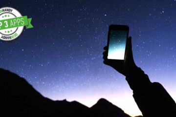 Sternenhimmel-App: Handy, das in den Himmel gehalten wird bei Nacht