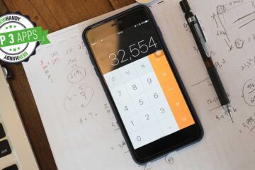 Taschenrechner-App: Handy auf einem Tisch