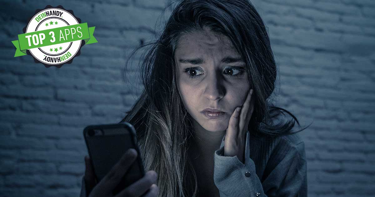Ortungs-App: Besorgte Frau, die auf ihr Handy guckt