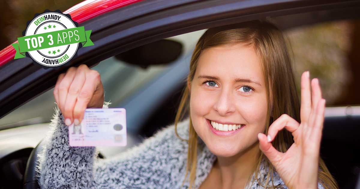 Führerschein-App: Frau mit Führerschein nach bestandener Prüfung